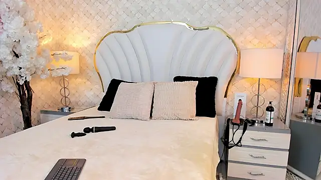 NaiaWhisper online show from February 2026 05:11:01 AM