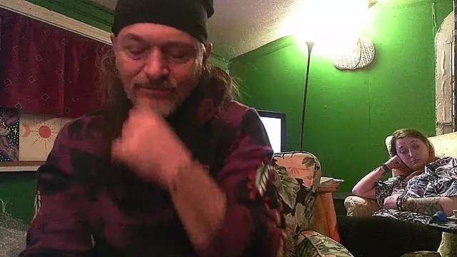 Snapshot of HippieDad333 chatting on April 2026 03:55:01 AM HippieDad333 online show from April 2026 03:55:01 AM