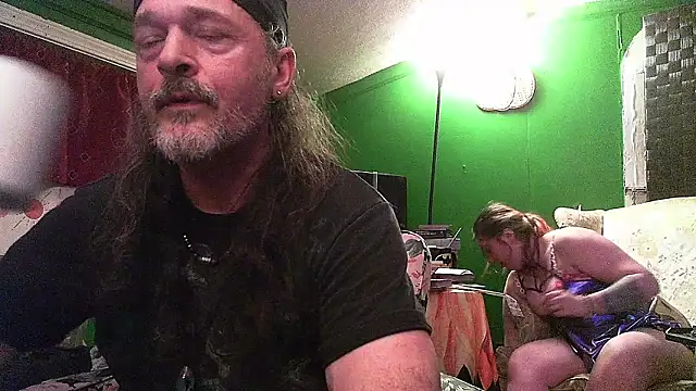 Snapshot of HippieDad333 chatting on April 2026 03:01:01 AM HippieDad333 online show from April 2026 03:01:01 AM