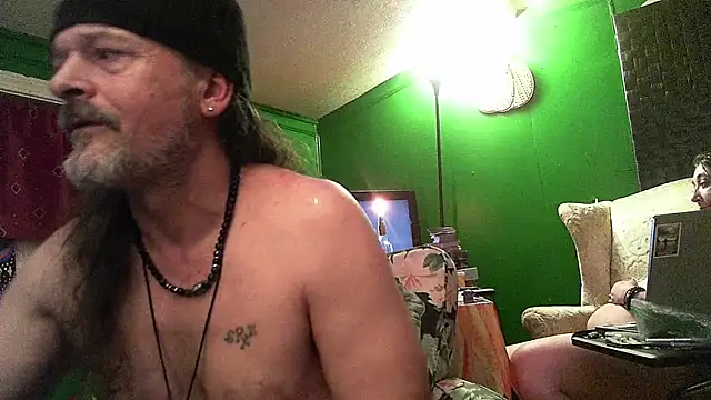Snapshot of HippieDad333 chatting on April 2026 09:21:02 AM HippieDad333 online show from April 2026 09:21:02 AM
