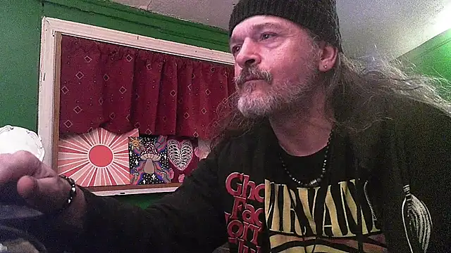 Snapshot of HippieDad333 chatting on April 2026 05:22:01 AM HippieDad333 online show from April 2026 05:22:01 AM