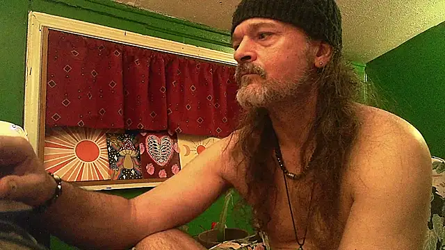 Snapshot of HippieDad333 chatting on April 2026 01:49:01 AM HippieDad333 online show from April 2026 01:49:01 AM