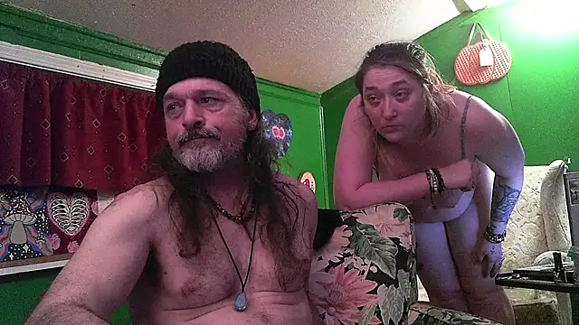 Snapshot of HippieDad333 chatting on April 2026 06:52:01 AM HippieDad333 online show from April 2026 06:52:01 AM