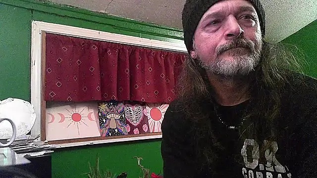 Snapshot of HippieDad333 chatting on April 2026 12:35:01 AM HippieDad333 online show from April 2026 12:35:01 AM