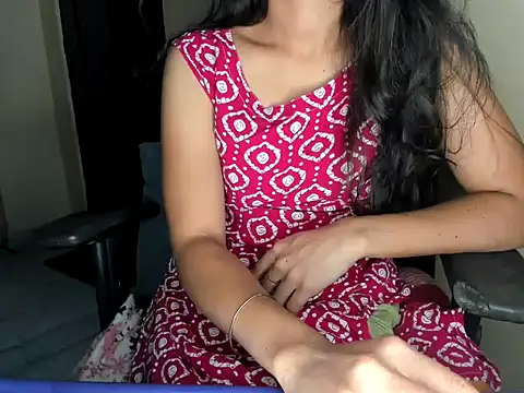 Queen-Bee143 online show from April 2026 12:12:01 AM