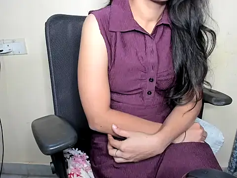 Queen-Bee143 online show from April 2026 11:40:02 PM