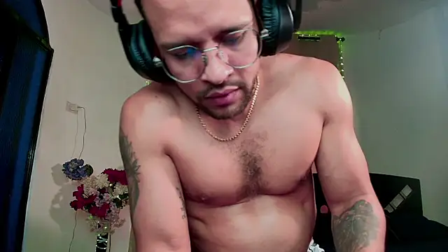 LucasGaeel online show from October 2025 04:49:02 PM