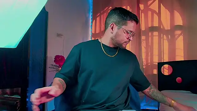 LucasGaeel online show from November 2025 08:19:01 PM