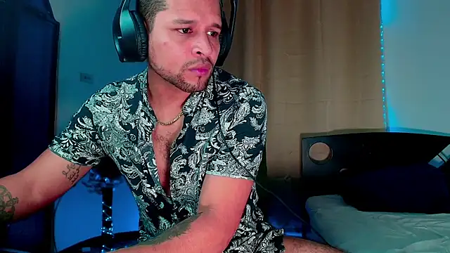 LucasGaeel online show from November 2025 11:15:01 PM