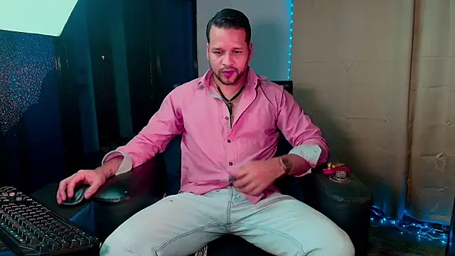 LucasGaeel online show from December 2025 12:16:01 AM