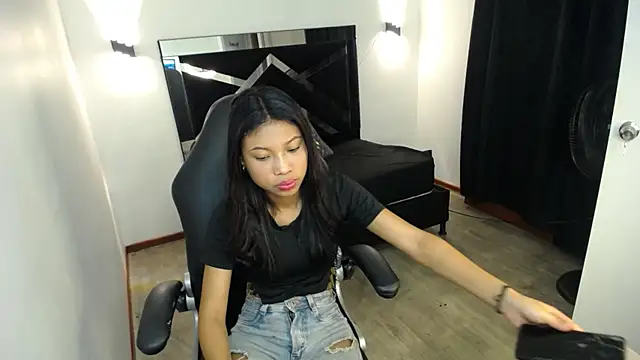 Snapshot of MarianaRojas_ chatting on July 2026 03:57:02 AM MarianaRojas online show from July 2026 03:57:02 AM