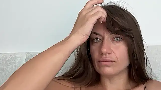 Snapshot of Roriann chatting on February 2026 05:15:01 AM Roriann online show from February 2026 05:15:01 AM