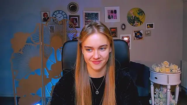 JuneWoods online show from October 2025 07:20:02 AM