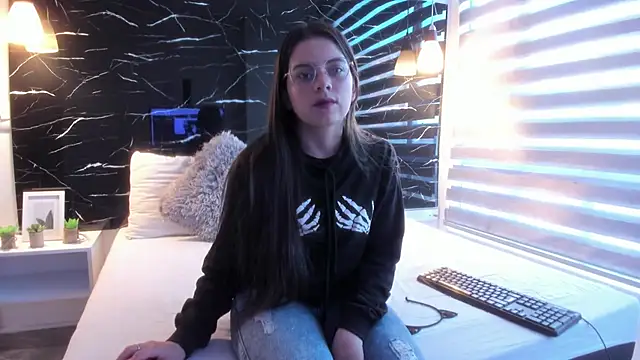 ZOE LE online show from October 2025 11:39:02 AM