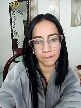 YaraDuartee online show from December 2025 07:53:02 PM