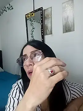 YaraDuartee online show from December 2025 01:11:01 AM