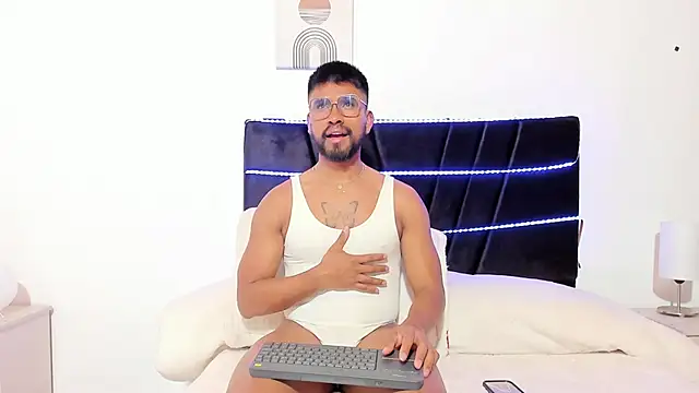 Taylormaccurdy  online show from November 2025 04:00:02 PM