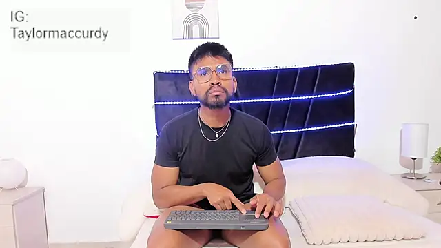 Taylormaccurdy  online show from November 2025 02:07:01 PM