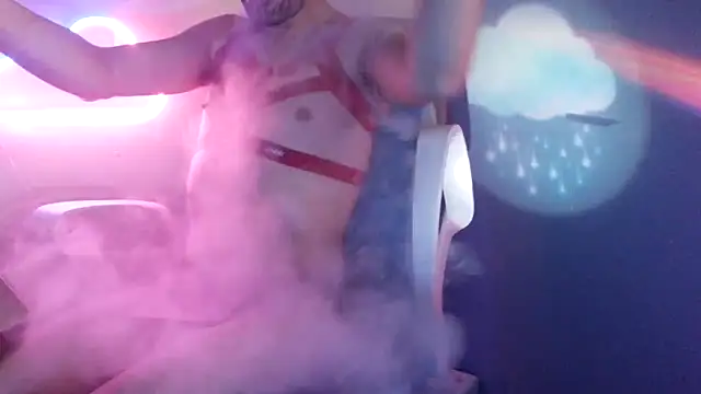 Snapshot of highinhtxx chatting on May 2026 04:50:01 PM highinhtxx online show from May 2026 04:50:01 PM