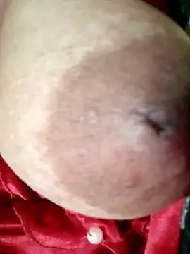 Hotmommax online show from October 2025 05:47:01 PM