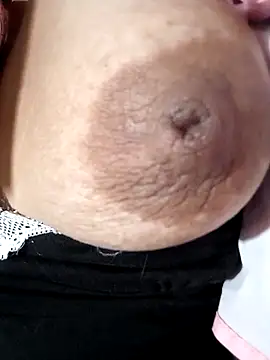 Hotmommax online show from February 2026 09:31:01 PM