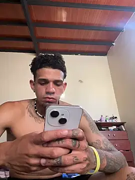 Snapshot of Valentino-elTuyo chatting on February 2026 03:00:02 PM Valentino-elTuyo online show from February 2026 03:00:02 PM