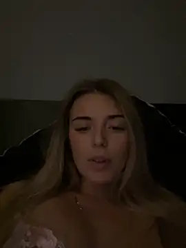 Snapshot of EllieEllxx chatting on October 2025 06:50:02 PM EllieEllxx online show from October 2025 06:50:02 PM