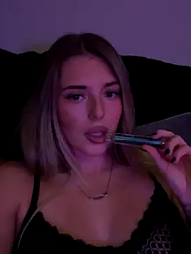 Snapshot of EllieEllxx chatting on October 2025 08:19:01 PM EllieEllxx online show from October 2025 08:19:01 PM