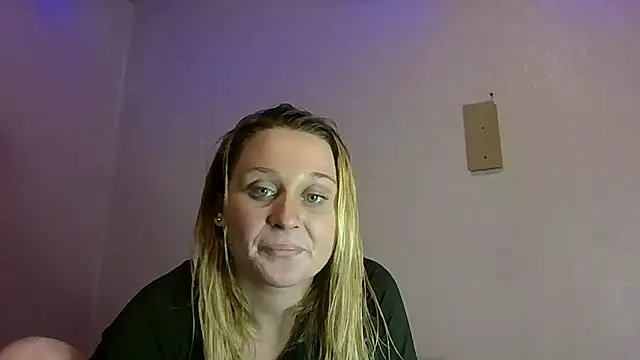 Queen2454 online show from October 2025 11:46:01 PM