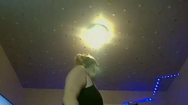 Queen2454 online show from October 2025 10:58:02 PM