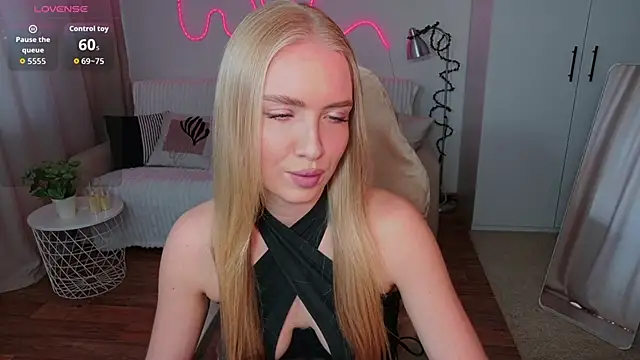 Snapshot of TessaGrays chatting on April 2026 12:10:02 PM TessaGrays online show from April 2026 12:10:02 PM
