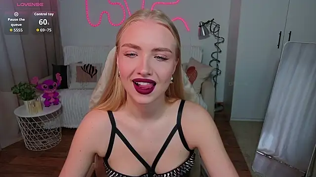 Snapshot of TessaGrays chatting on April 2026 10:32:02 AM TessaGrays online show from April 2026 10:32:02 AM