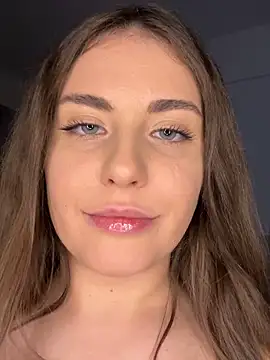 Snapshot of SelenaJenner chatting on December 2025 05:04:02 AM SelenaJenner online show from December 2025 05:04:02 AM