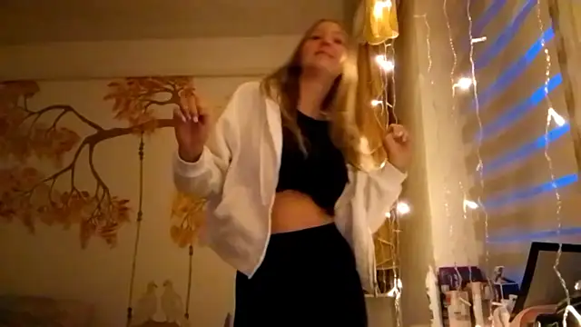 Snapshot of CarynFlaryn chatting on October 2025 04:09:01 AM CarynFlaryn online show from October 2025 04:09:01 AM