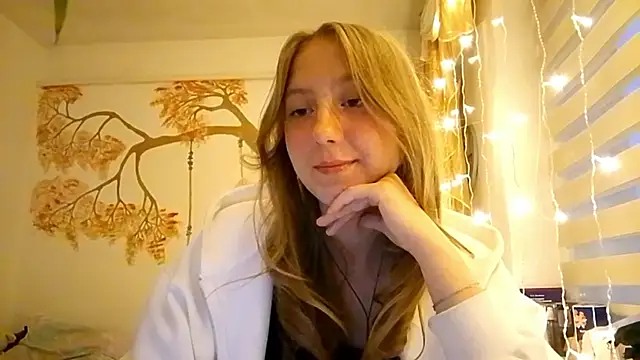 Snapshot of CarynFlaryn chatting on October 2025 04:10:02 AM CarynFlaryn online show from October 2025 04:10:02 AM