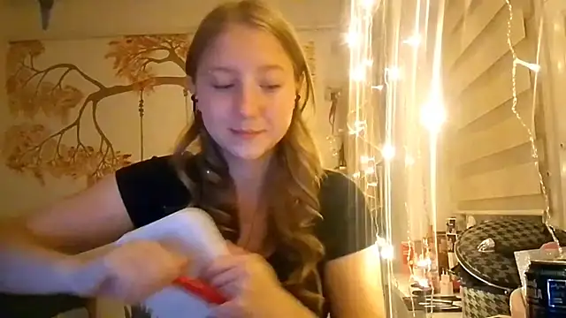 Snapshot of CarynFlaryn chatting on October 2025 03:28:01 AM CarynFlaryn online show from October 2025 03:28:01 AM