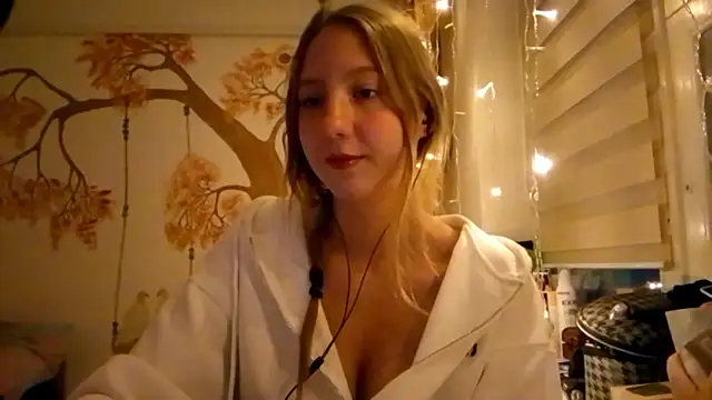 Snapshot of CarynFlaryn chatting on October 2025 04:01:02 AM CarynFlaryn online show from October 2025 04:01:02 AM