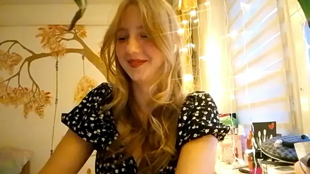 Snapshot of CarynFlaryn chatting on October 2025 04:34:01 AM CarynFlaryn online show from October 2025 04:34:01 AM