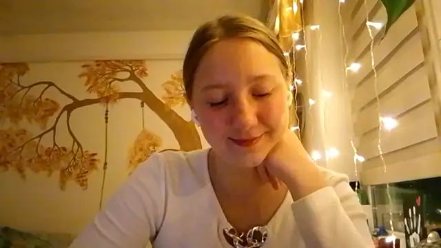 Snapshot of CarynFlaryn chatting on October 2025 03:03:02 AM CarynFlaryn online show from October 2025 03:03:02 AM