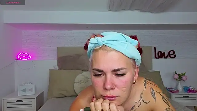Naughty kittyy1 online show from October 2025 06:01:02 AM