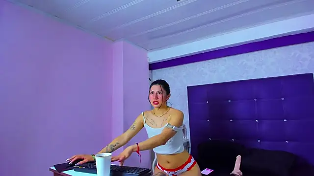 LeaMoreau22 online show from December 2025 12:32:02 PM