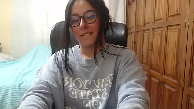 Snapshot of Venus_cat_ chatting on June 2026 04:11:01 PM Venus cat online show from June 2026 04:11:01 PM