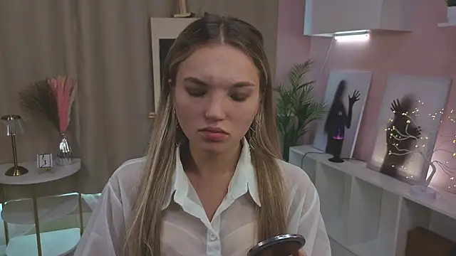 JulieLupo online show from October 2025 06:12:01 AM