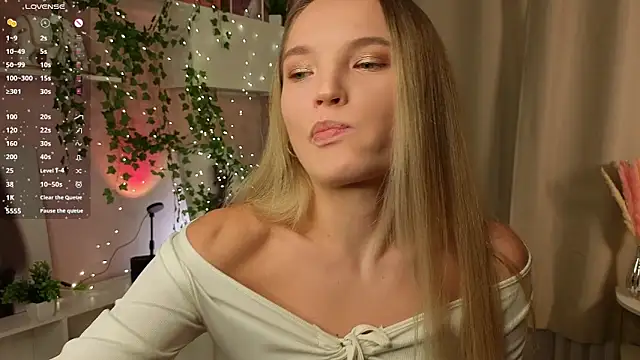 JulieLupo online show from November 2025 06:12:01 AM