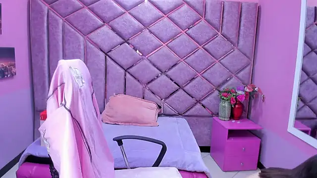 sarah sweett  online show from April 2026 02:50:01 PM