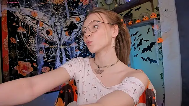 Snapshot of lyra_thenymph chatting on October 2025 02:12:01 PM lyra thenymph online show from October 2025 02:12:01 PM