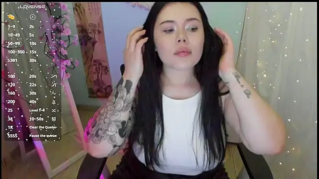 Mona Esty online show from April 2026 06:13:05 AM