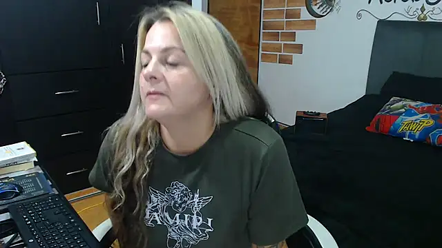 perlagoloza05 online show from November 2025 03:18:02 AM