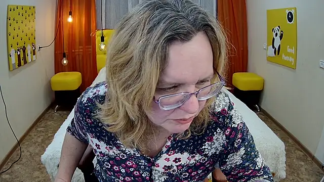 VestaWoody online show from November 2025 01:00:02 PM