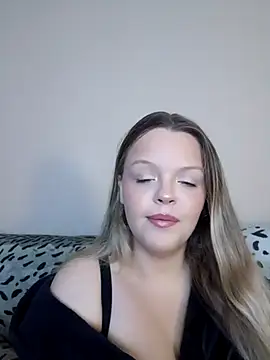 Snapshot of AuroraMaexox chatting on October 2025 08:18:02 PM AuroraMaexox online show from October 2025 08:18:02 PM